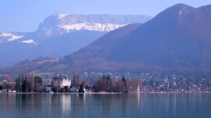 Po podr&oacute;ży międzykontynentalnej, Shen Yun spędziło relaksacyjny poranek w malowniczym francuskim miasteczku Annecy, tuż za granicą Genewy, gdzie w ubiegłym miesiącu rozpoczęło się europejskie tourn&eacute;e 2014. Widok z Annecy, południowo-wschodnia Francja. (fot. Steve Feng, tancerz)