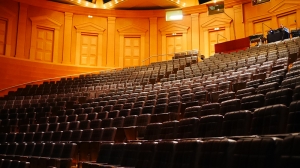 Gł&oacute;wny tancerz Alvin Song w swojej najlepszej wersji gł&oacute;wnej tancerki Angeli Wang, lobby barcelońskiego teatru. (Sebastien Chun)