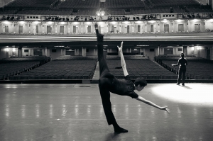 Gł&oacute;wny tancerz Rocky Liao ćwiczy "butterfly kick". (fot. tancerz Songtao Feng)