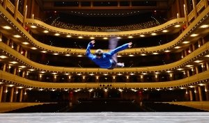 Tancerz Felix Sun z Shen Yun New York Company sfruwa przed przedstawieniem.