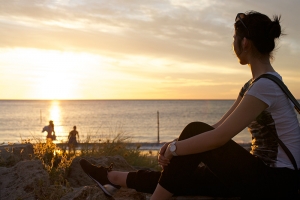 Tancerka Stephanie Guo delektuje się zachodnio australijskim zachodem słońca. (fot. tancerz Chunko Chang)