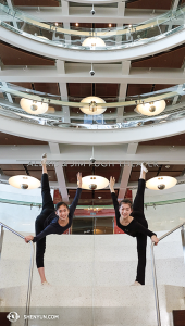 W Orlando, tancerki Michelle Lian i Kathy Wu pozują na stopniach Alexis & Jim Pugh Theater, który znajduje się w Centrum Sztuk Pięknych im. dr. Phillipsa, gdzie w tym roku wystąpiło Shen Yun New York Company. (fot. tancerka Nancy Wang)