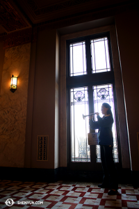 Maria Han przed występem w Peabody Opera House in St Louis ćwiczy grę na suonie. (fot. Annie Li)