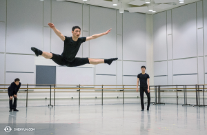 Główny tancerz Steve Wang w trakcie rozgrzewki, Shen Yun New York Company wystąpi siedem razy w Kennedy Center Opera House. (fot. tancerz Kenji Kobayashi)