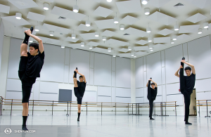 Tancerze z New York Company przygotowują się do wystąpienia w Waszyngtonie, w Kennedy Center.  (fot. tancerz  Kenji Kobayashi)
