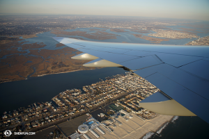 Shen Yun International Company wylatuje do Europy! Zdjęcie zrobione w kilka minut po starcie z nowojorskiego JFK Airport. (fot. kinooperatorka Annie Li)