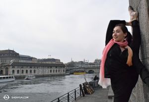 Następnego dnia główna tancerka Miranda Zhou-Galati rozciąga się na świeżym powietrzu, na balkonie teatru. (fot. tancerka Diana Teng)