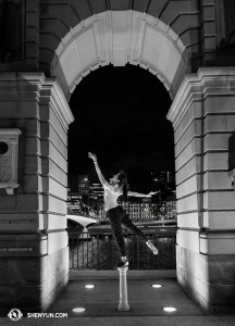 Następny przystanek - Brisbane, Australia, gdzie tancerka Stephanie Guo pozuje na brzegu rzeki. (fot. tancerka Lily Wang)