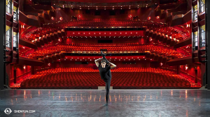 Do góry nogami, Shen Yun World Company zwija się po zakończonych występach w State Theatre w Melbourne. Tancerz Joe Huang.