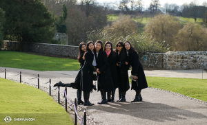 Od lewej: tancerka Linjie Huang, Diana Teng, Daoyong Zheng, Miranda Zhou-Galati, Olivia Chang i Connie Kuang delektują się czasem wolnym w cudownym Leeds Castle. (fot. kinooperatorka Annie Li)