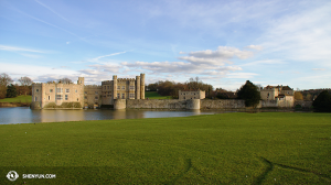Z tamtąd International Company kieruje się do Anglii po drodze zahaczając o zabytkową Leeds Castle… (Henryk V, Henryk VIII, Ryszard II…). (fot. kinooperatorka Annie Li)
