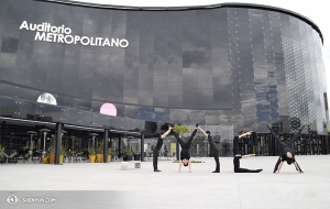 Czy ci tancerze są podekscytowani podróżowaniem? Oto stoją przed Metropolitan Auditorium, na rogu Sirio i Pléyades w Puebla, Meksyk. (fot. tancerz Piotr Huang)