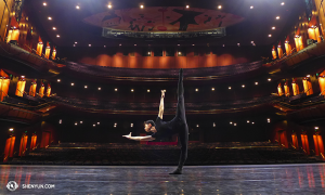 Ostatni przystanek w Australii - Lyric Theatre w Sydney. Tancerz Joe Huang ćwiczy na scenie. (fot. tancerz Songtao Feng)