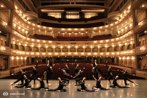Dziewczyny po prostu chciały się zabawić - Shen Yun Touring Company w Fort Worth Bass Performing Hall w Teksasie. (fot. Tim Wu)