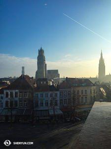 Tymczasem w Europie, Shen Yun International Company wystąpiło w malowniczym Bruges, w Belgii. (fot. kinooperatorka Annie Li)