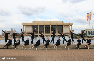 Tancerze Shen Yun Touring Company cieszą się ze spędzonych wspólnie Świąt Wielkanocnych w Chrysler Hall, Norfolk, Virginia, 27 marzec. (fot. tancerka Helen Li)
