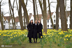 Tancerki Yi-Qian Shi, Chunqiao Cai i Connie Kuang delektują się tryskającym świeżością polem kwiatów w starym mieście Bruges. (fot. tancerka Diana Teng)