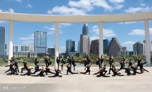 Ostatniego dnia występów w Teksasie, tancerze Shen Yun Touring Company pozują do zdjęcia przed Long Center for the Performing Arts w Austin. (fot. Helen Li)