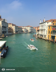 Dzielnica Wenecji Dorsoduro widziana z mostu Ponte dell’Accademia. (fot. kinooperatorka Annie Li)