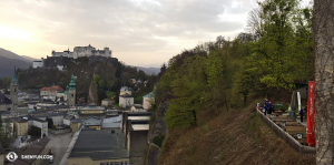 Czy potraficie znaleźć na zdjęciu naszych tancerzy cieszących się wieczorem w Salzburgu? (fot. kinooperatorka Annie Li)