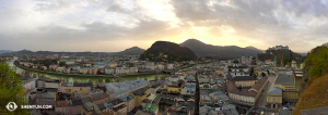 Panorama starej części  Salzburga. Teatr Festpielhaus, gdzie wystąpi Shen Yun International Company to żółty budynek po prawej. (fot. kinooperatorka Annie Li)