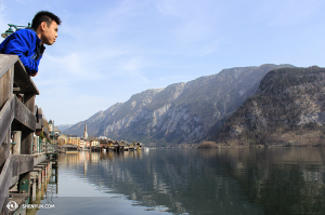Skrzypek Joshua Lin przygląda się jezioru Hallstatt. (fot. Seunghuni)