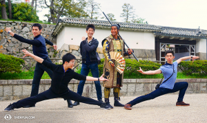 Pozowanie z samurajami w Zamku Nagoya, od lewej: Jason Pan, Zack Chan, Rubi Zhang, samuraj, Joe Hang. (fot. tancerz Ben Chen)