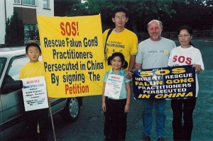 Ben Chen, left, and a few other Londoners who practice Falun Gong get ready to embark on a journey through England to raise awareness of the persecution of their fellow practitioners in China. (photo courtesy of Minghui.org)