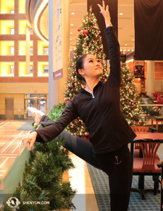 Główna tancerka Shen Yun Touring Company Xindi Cai rozgrzewa się w świątecznie przybranym lobby Aronoff Center for the Arts in Cincinnati, Ohio. (fot. tancerka Helen Li)