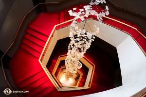 Cała konstrukcja National Arts Centre opiera się na sześcioboku, od wzoru podłogi, przez logo, aż po schody. (Jeżeli składa się z sześcioboków, to czy tworzy spirale Fibonacciego?) (fot. Ben Chen i Jeff Chuang)