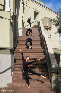 Na schodach do Escondido California Center for the Arts, główna tancerka Angelia Wang (pierwsza od dołu ) i trzy inne tancerki świętuje 100 000 polubienie na Facebooku. (fot. Kexin Li)