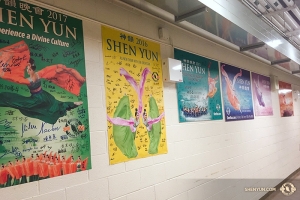 Shen Yun World Company powoli kończy swoje tournée po Kanadzie. W Living Arts Centre w Mississauga Shen Yun ma już swoją historię - dowodem tego są autografy złożone na wiszących za kulisami plakatach z lat 2012-2017. Shen Yun wystąpi jeszcze w  Vancouver 29 stycznia i w Toronto 28 lutego.