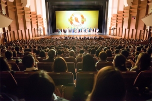 Tancerze wywołani przed kurtynę w Bunkyo Civic Hall w Tokyo, 31 stycznia.