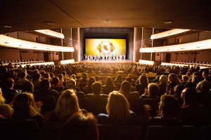 Artyści wywołani przed kurtynę w AT&T Performing Arts Center, Winspear Opera House w Dallas, Teksas. Większość biletów na 12 występów została w pełni wysprzedana. 