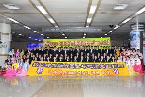 Tymczasem zespół Shen Yun New York Company zakończył występy w Japonii, w pierwszym kraju z tournée po Azji, i zawitało do Korei Południowej.