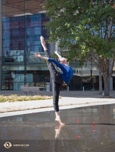Shen Yun wystąpiło dwanaście razy w ciągu dziewięciu dni w AT&T Performing Arts Center, gdzie temperatura przekraczała 25C, gorąco witana po tygodniach spędzonych w kanadyjskiej zimie. (fot. Stephanie Guo)