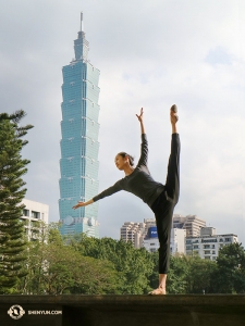Angelia Wang prezentuje pozycję páng tuǐ kòng zhì (旁腿控制) - „kontrolowana boczna noga”. Zdjęcie zostało zrobione na tle Sun Yat-Sen Memorial Hall w Taipei, gdzie zespół dał występ osiem razy w ciągu pięciu dni. (fot. tancerka Kexin Li)