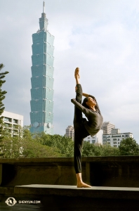 Nasze zdjęcia z tego tygodnia rozpoczynamy od Taipei, gdzie Shen Yun New York Company wystartowało z tournée po Azji. Główna tancerka Angelia Wang pozuje na tle niesamowicie wysokiego drapacza chmur: Taipei 101. Prezentuje pozycję zǐ jīn guān (紫金冠) - „klasyczną złotą koronę” (fot. tancerka Kexin Li)