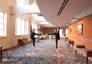 Tancerki Cherie Zhou (po lewej) i Diana Teng rozgrzewają się przed występem w baltimorskim Hippodrome Theatre. (fot. tancerka Helen Li)