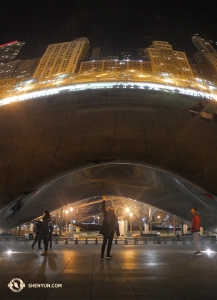Tancerz Patrick Trang czuje moc ogromnej szikagowskiej fasoli znanej pod nazwą Cloud Gate. (fot. tancerz Ben Chen)