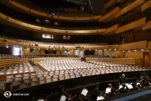 Powracamy do Shen Yun World Company. Po występach w Chicago grupa udała się do stolicy Wisconsin i dała dwa występy w  Madison Overture Center for the Arts. (fot. tancerz Jeff Chuang)