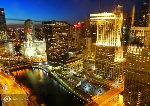 Naszą fotograficzną podróż zaczynamy w tym tygodniu od wieczornego zdjęcia Chicago, gdzie Shen Yun World Company dało osiem występów w Harris Theater. (fot. tancerz Joe Huang)