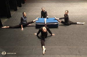 Rozciąganie kontynuowane jest w teatrze. Tancerze Shen Yun International Company w Buell Theatre in Denver, Kolorado. Na zdjęciu tancerki (zgodnie z ruchem wskazówek zegara, od lewej): Jessica Si, Hannah Rao, Yuting Huang i Connie Kuang . (fot. kinooperatorka Annie Li)
