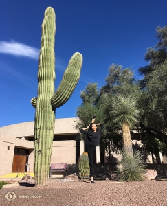 Nareszcie w Arizonie. Główna tancerka Shen Yun International Company, Chelsea Cai rozciąga się i przygotowuje do występów w Tucson i Mesa w Fenix. (fot. Annie Li)