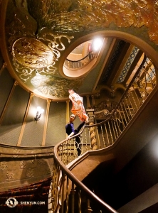 Główna tancerka Chelsea Cai pozuje z szalem ze sklepu Shen Yun Shop na tle hiszpańskich motywów barokowych w  Orpheum w Fenix. (fot Annie Li)