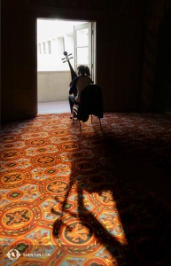 Wewnątrz chłodnego lobby Phoenix Orpheum Theatre, Liang Yu ćwiczy na pipie, czterostrunowej chińskiej „lutni”. (fot. Annie Li)