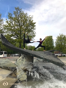 Z powrotem w Europie. Tu Shen Yun World Company wystąpiło w niemieckim Ludwigsburg, gdzie główne tancerki Susan Zhou (po lewej) i Lily Wang odtwarzają scenę z tegorocznego epizodu Zaczarowany Obraz.