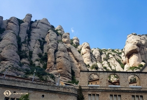 Jeśli wystarczająco długo przyjrzysz się górom, co zrobili niektórzy artyści, zaczniesz widzieć ludzkie twarze, jakby naturalny Mount Rushmore. (fot. tancerz Songtao Feng)