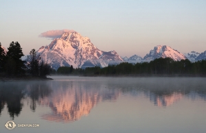 Wschód słońca na d Oxbow Bend w Parku Narodowym Grand Teton, symboliczny dla zakończenia wakacji, oznacza świt nowego sezonu. (fot. Kexin Li)
