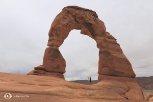 Kexin Li zdecydowała się podczas swoich wakacji odwiedzić cztery parki narodowe w USA. Oto ona pod Delicate Arch w Utah.